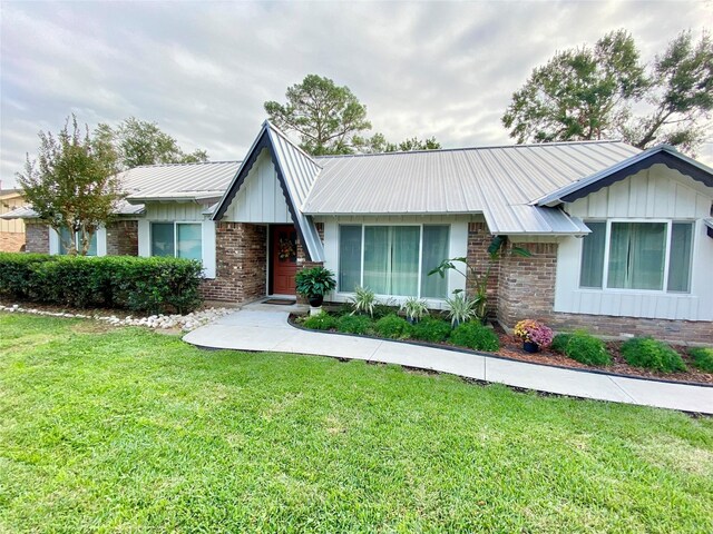 view of front of property featuring a front lawn