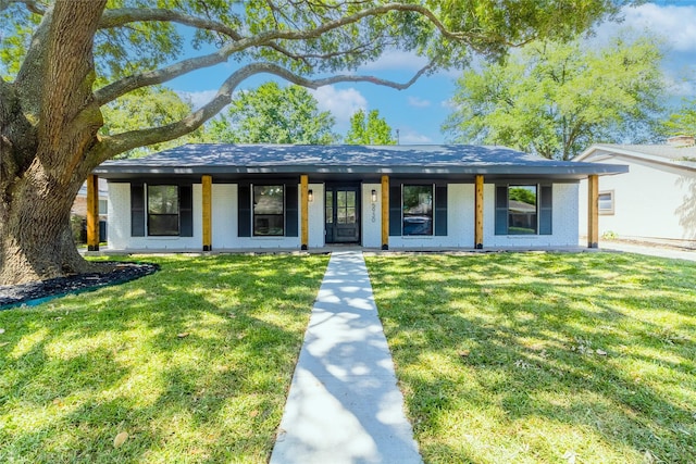 single story home featuring a front lawn