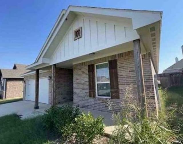 view of front of house with covered porch and a garage