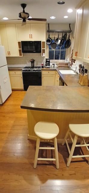 kitchen with kitchen peninsula, ceiling fan, sink, white refrigerator, and range with gas stovetop