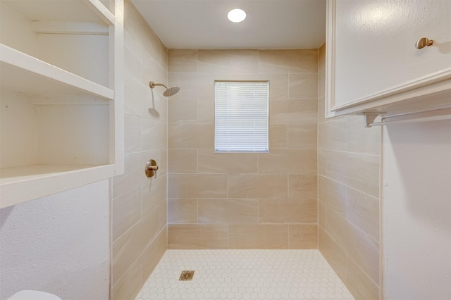 bathroom featuring tiled shower