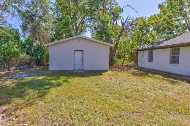 view of yard featuring a shed