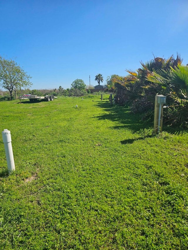 view of yard featuring a rural view