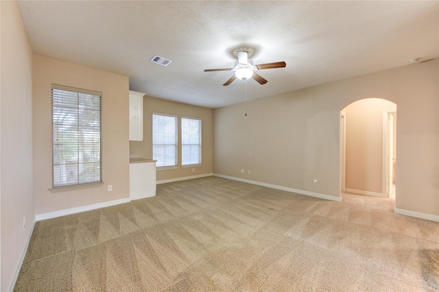 unfurnished room with light carpet and ceiling fan