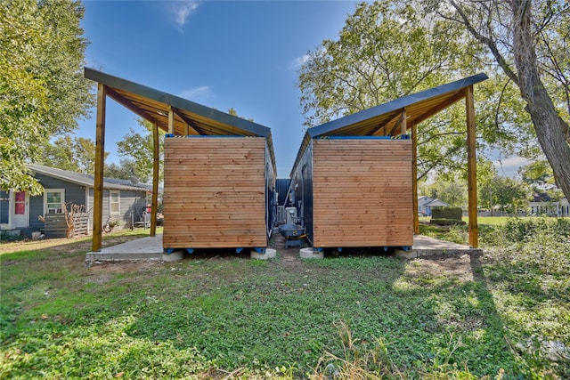 view of yard featuring an outbuilding