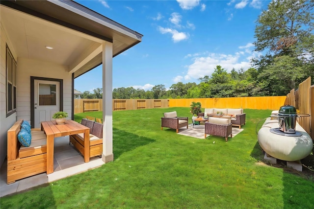 view of yard featuring outdoor lounge area and a patio area