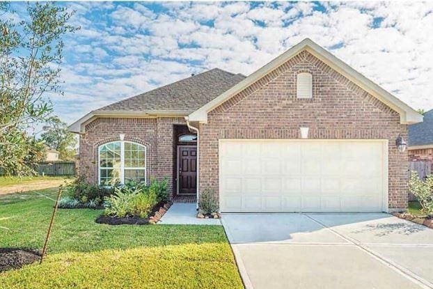 view of front of home featuring a front yard and a garage