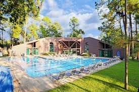 view of swimming pool featuring a lawn