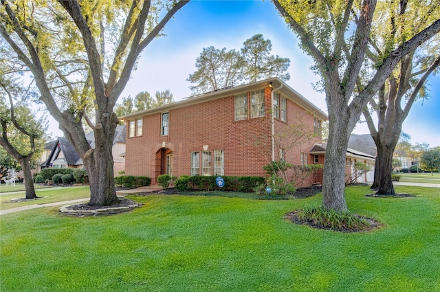 view of front of house featuring a front lawn