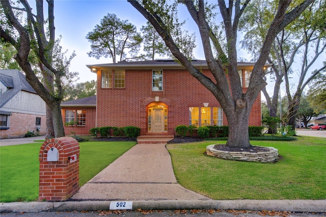 view of front of property featuring a front lawn