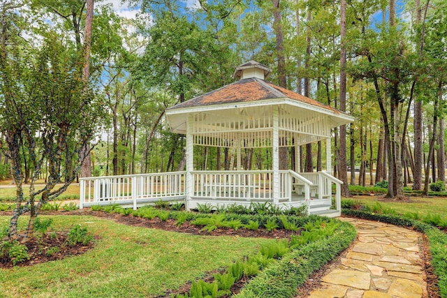 view of property's community featuring a yard