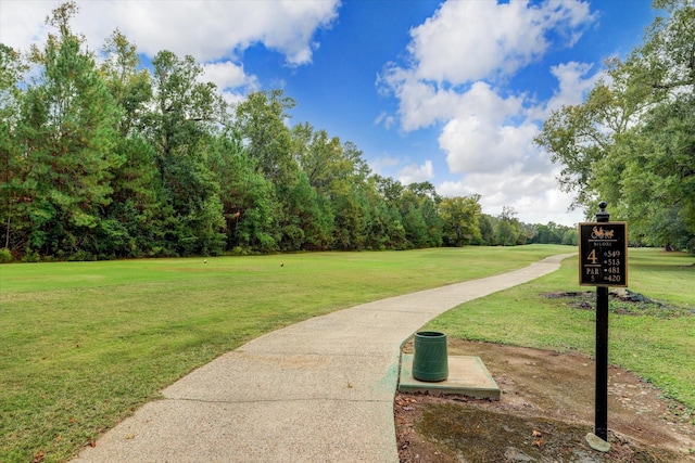 view of property's community featuring a lawn