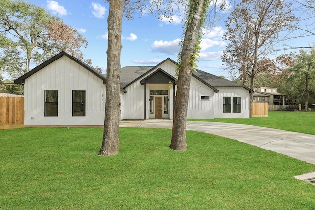 modern inspired farmhouse featuring a front yard