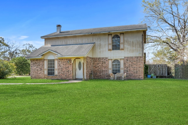 view of front of property featuring a front lawn