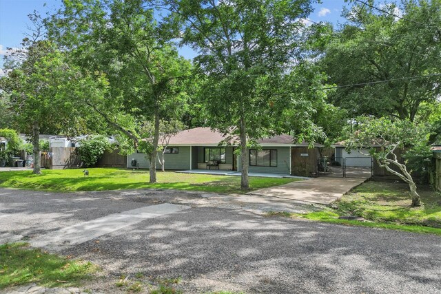 single story home featuring a front yard and fence