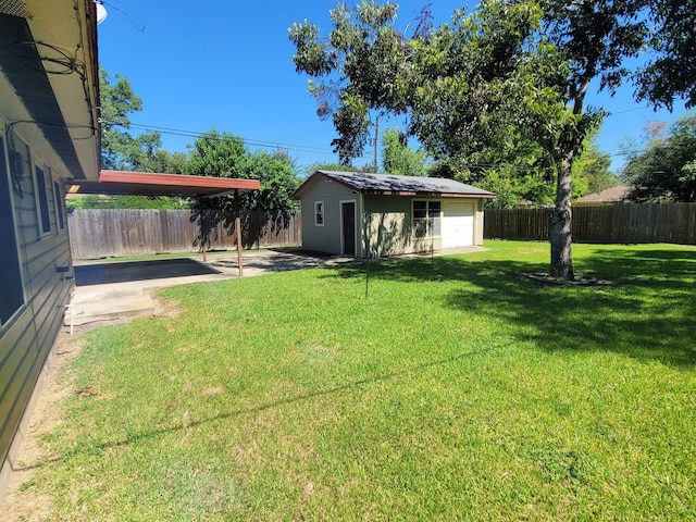 view of yard with an outbuilding