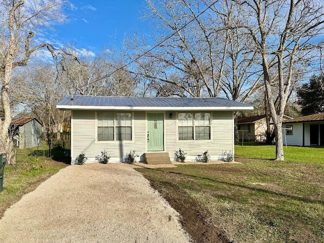 ranch-style house featuring a front yard