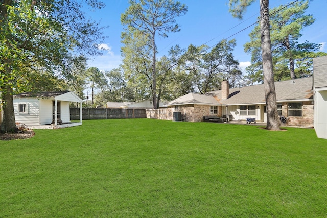 view of yard featuring an outdoor structure