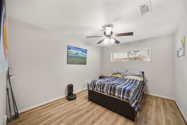 bedroom featuring light hardwood / wood-style floors and ceiling fan