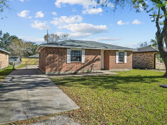 ranch-style house featuring a front yard