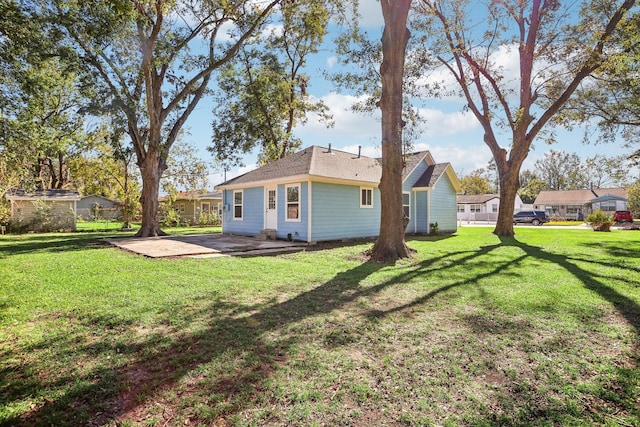 view of yard featuring a patio area