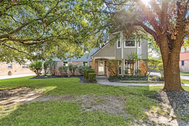 view of front of property featuring a front yard