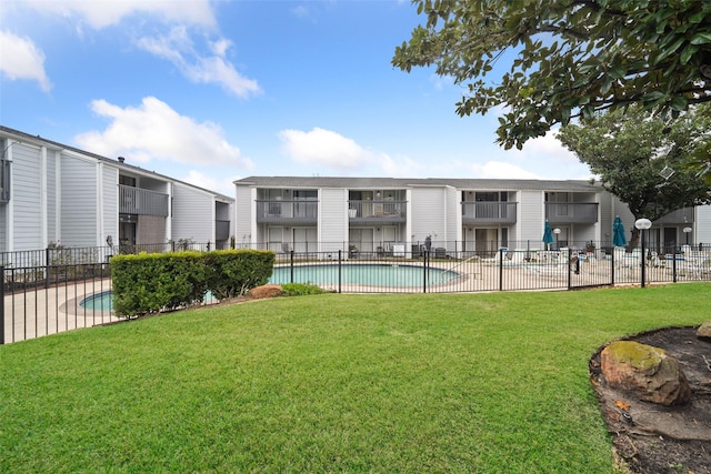 view of swimming pool with a lawn