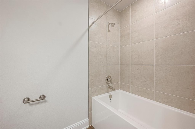 bathroom featuring tiled shower / bath