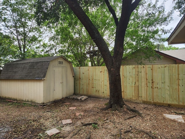 view of yard featuring a shed