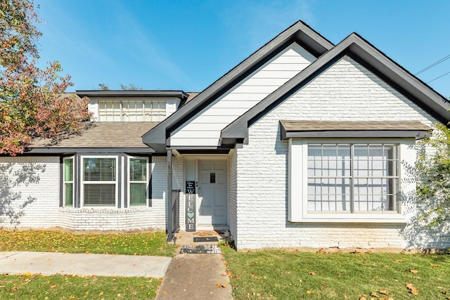 view of front of home featuring a front lawn