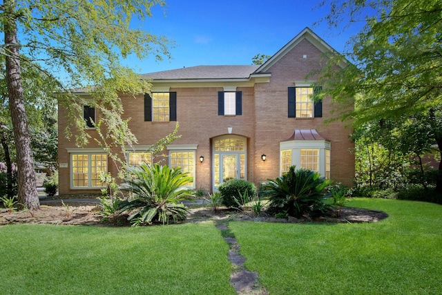 view of front of home featuring a front yard