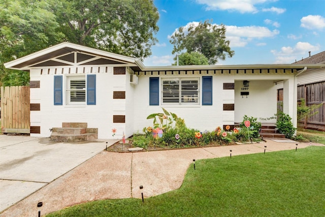 view of front facade featuring a front lawn