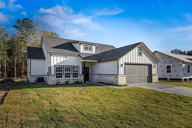 view of front of house featuring a front lawn and a garage