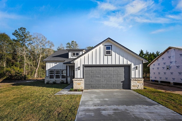 view of front of property featuring a front lawn and a garage