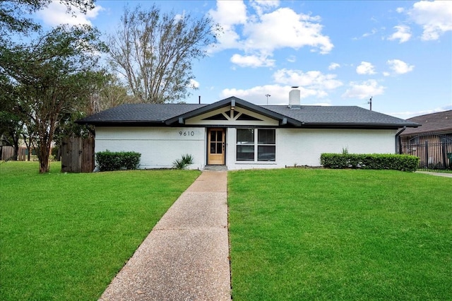 ranch-style house featuring a front yard