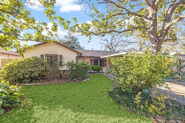 ranch-style house featuring a front yard