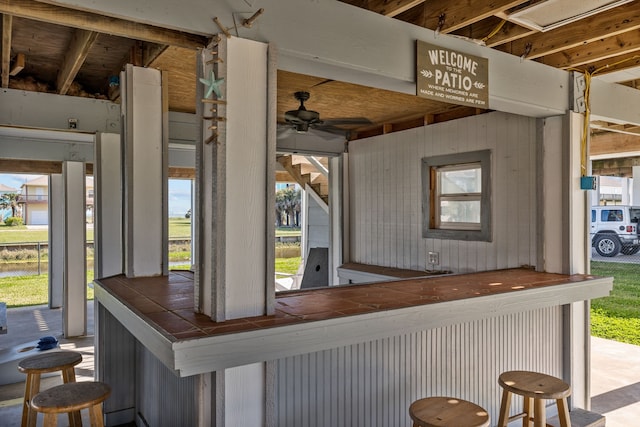 bar featuring ceiling fan