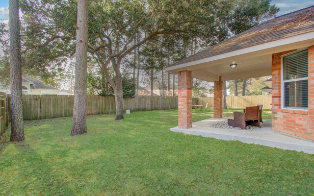 view of yard featuring a patio area