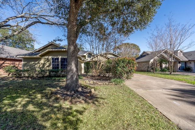 view of front of property with a front yard