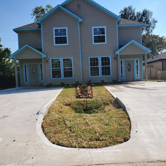 view of front facade featuring a front yard