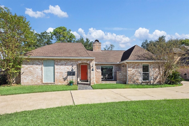 view of front of property with a front yard