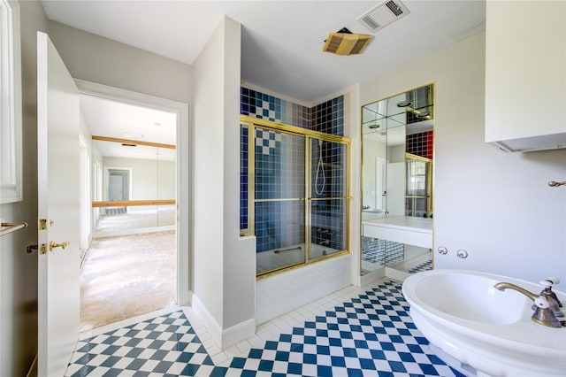 bathroom with enclosed tub / shower combo