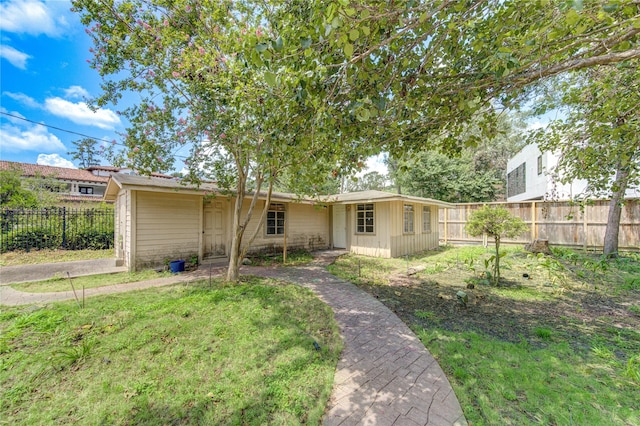 view of front facade with a front lawn