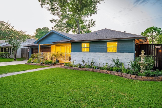 ranch-style home featuring a front lawn