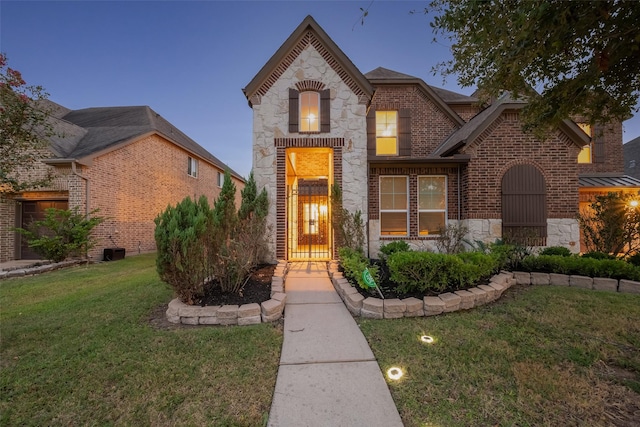 view of front of home featuring a lawn