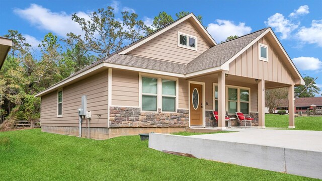 view of front of home featuring a front lawn and covered porch