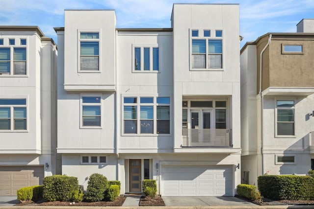 townhome / multi-family property featuring a garage