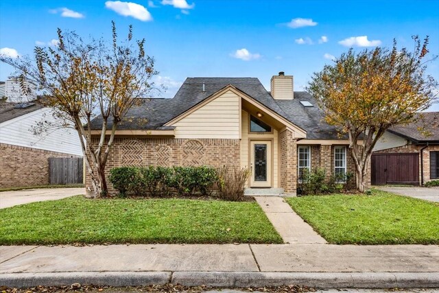 view of front of house featuring a front lawn