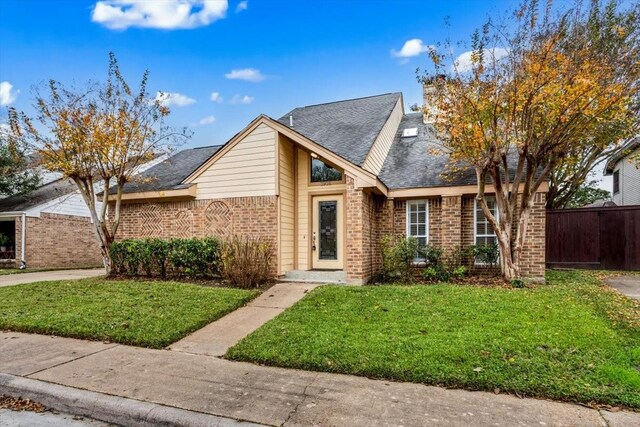 view of front of home featuring a front yard