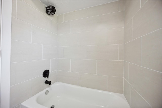 bathroom featuring tiled shower / bath